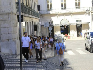 Cais do Sodre ve Lizbon 'daki Comercio Meydanı' nda insan hareketleri. 25 Haziran 2021, Lizbon, Prtugal: 25 Haziran Cuma günü Lizbon 'da Cais do Sodre ve Comercio Meydanı' nda yoğun bir insan hareketi gerçekleşti. Lizbon ve Sesimbra şehri Albufeira 'ya katıldı. 