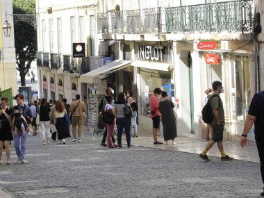 Lizbon şehir merkezinde Coronavirüs salgınının ortasında yoğun bir hareket. 26 Haziran 2021, Lizbon, Portekiz: Lizbon şehir merkezinde yoğun hareket, restoranların, kafelerin, pastanelerin ve genel ticaretin Avrupa 'da yoğunlaştığı 26 Haziran Cumartesi günü