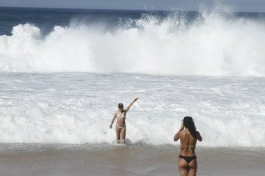 Rio de Janeiro 'daki Copacabana plajında havuz temizleme hareketi. 27 Haziran 2021, Rio de Janeiro, Brezilya: Rio de Janeiro, Brezilya 'da kış aylarında Copacabana plajında güneşlenirler
