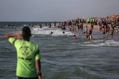 İnsanlar zamanlarını Gazze 'de plajda geçiriyorlar. 27 Haziran 2021, Gazze Şeridi, Filistin Bölgesi: Filistinliler merkezi Gazze Şeridi 'ndeki Deir al-Balah' ta Akdeniz sahilinin keyfini çıkarıyorlar. Deniz kıyısı Filistinliler için tek çıkış noktası.,