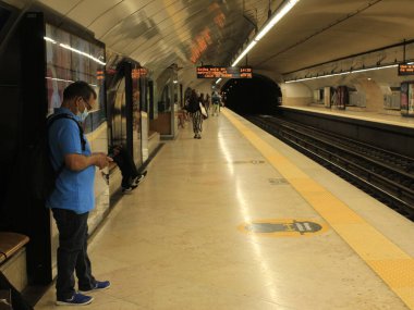  Lizbon 'da toplu taşıma araçlarında yolcular hareket ediyor. 28 Haziran 2021, Lizbon, Portekiz: Lizbon 'daki kısıtlamalar sona erdikten sonra Lizbon' da metro, tren ve otobüs duraklarında yolcuların taşınması 