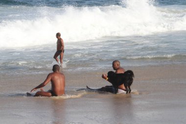 COVID-19 'un ortasında Copacabana Sahili' nde yoğun insan hareketleri. 27 Haziran 2021, Rio de Janeiro, Brezilya: Copacabana plajında yoğun bir hareket var hava 28 derece gösteriyor.