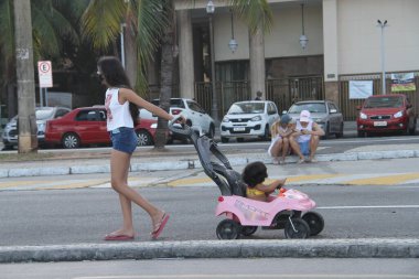 Copacabana 'da insanlar bisiklet yolunda egzersiz yapıyor. 27 Haziran 2021, Rio de Janeiro, Brezilya: İnsanlar Pazar günü Copacabana 'da bisiklet sürme, paten, koşu, köpek gezdirme ve dans gibi spor çalışmaları yaparken görülüyor (27))