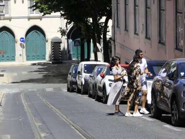 Lizbon 'da Santa Justa Asansörü ve çevresindeki turistik hareketler. 27 Haziran 2021, Lizbon, Portekiz: Santa Justa Asansörü ve çevresindeki turizm hareketi, 27 Haziran Pazar günü Lizbon, Portekiz 'de)