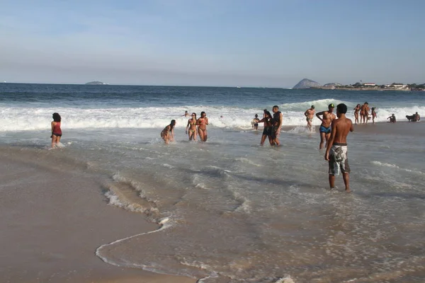 在科帕卡巴纳海滩的Covid 19中 人员的大量流动 2021年6月27日 巴西里约热内卢 在科帕卡巴纳海滩有大量的人口流动 因为天气显示28摄氏度有利于人们留在海滩上 — 图库照片