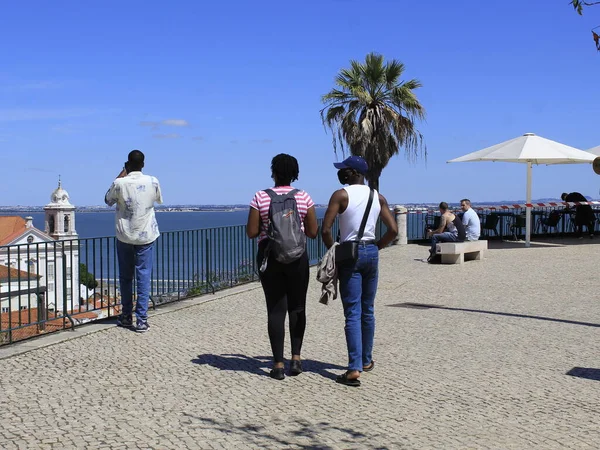 Τουρισμός Στην Πορτογαλία Ιουνίου 2021 Λισαβόνα Πορτογαλία Τουρίστες Απολαμβάνουν Θέα — Φωτογραφία Αρχείου