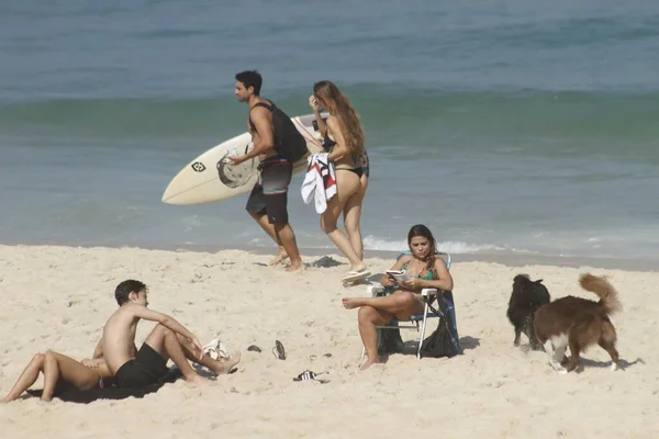 Pessoas Desfrutam Dia Ensolarado Praia Ipanema Rio Janeiro Junho 2021 — Fotografia de Stock