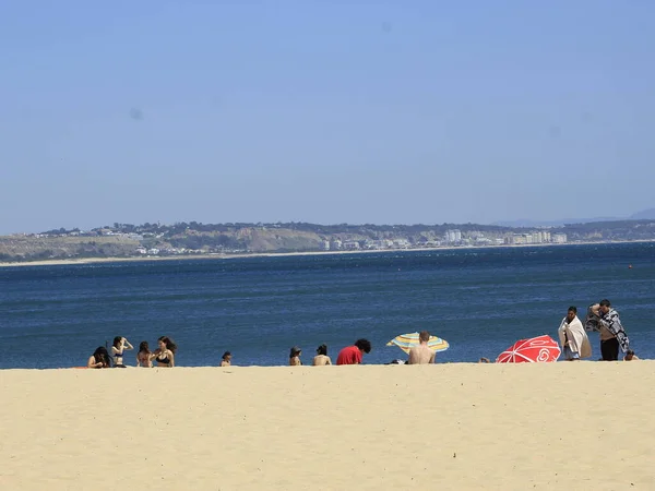 Los Bañistas Disfrutan Día Soleado Playa Santo Amaro Oeiras Junio — Foto de Stock