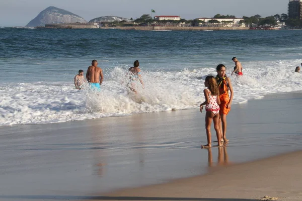 Covid Ortasında Copacabana Sahili Nde Yoğun Insan Hareketleri Haziran 2021 — Stok fotoğraf