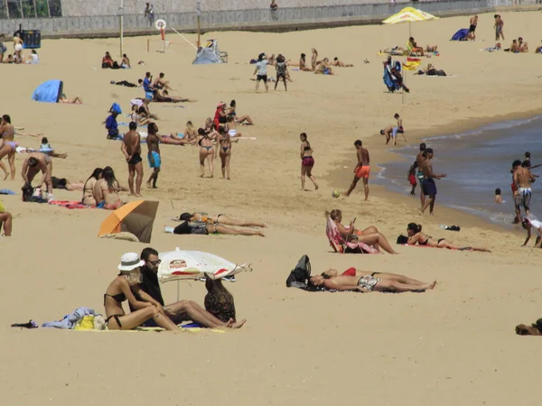 Bagnanti Godono Una Giornata Sole Sulla Spiaggia Santo Amaro Oeiras — Foto Stock