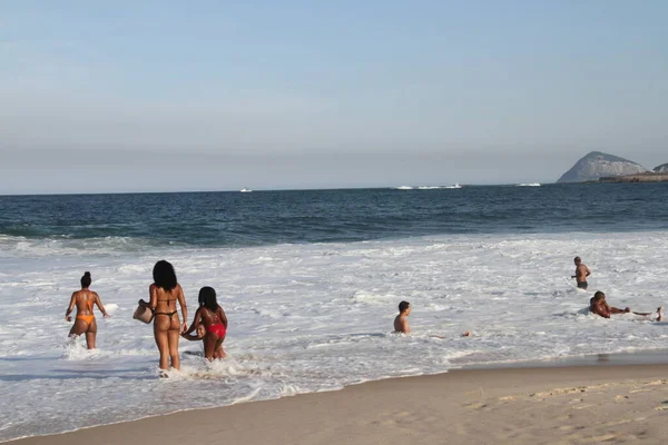 Gran Movimiento Personas Playa Copacabana Medio Covid Junio 2021 Río — Foto de Stock