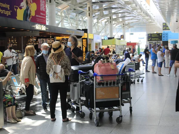 Μετακίνηση Επιβατών Στο Αεροδρόμιο Της Λισαβόνας Ιουνίου 2021 Λισαβόνα Πορτογαλία — Φωτογραφία Αρχείου