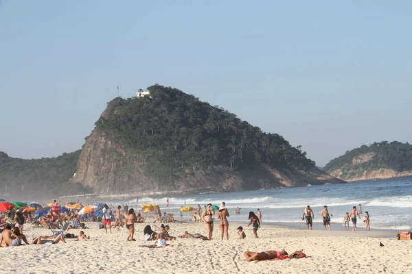 Covid 19の間のコパカバーナビーチでのカリオカス 2021年6月26日ブラジル リオデジャネイロ ジャネイロの冬でも気温が上昇する中 リオデジャネイロの人々や子供を含む観光客が増えています — ストック写真