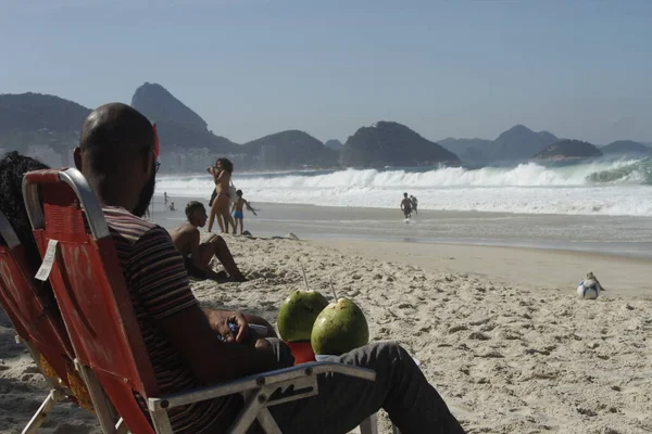 在里约热内卢科帕卡巴纳海滩上的游泳者运动 2021年6月27日 巴西里约热内卢 27日 巴西冬季 在里约热内卢科帕卡巴纳海滩上沐浴者享受阳光 — 图库照片