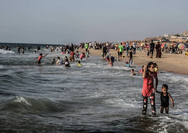 Nsanlar Zamanlarını Gazze Plajda Geçiriyorlar Haziran 2021 Gazze Şeridi Filistin — Stok fotoğraf