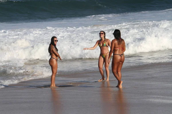 Movimento Pesado Pessoas Praia Copacabana Meio Covid Junho 2021 Rio — Fotografia de Stock