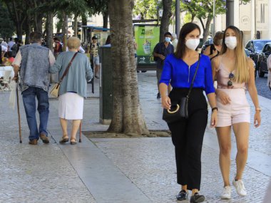 Cais do Sodre ve Lizbon 'daki Comercio Meydanı' nda insan hareketleri. 25 Haziran 2021, Lizbon, Prtugal: 25 Haziran Cuma günü Lizbon 'da Cais do Sodre ve Comercio Meydanı' nda yoğun bir insan hareketi gerçekleşti. Lizbon ve Sesimbra şehri Albufeira 'ya katıldı. 