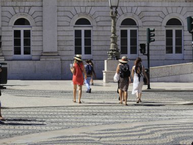 Lizbon şehir merkezinde Coronavirüs salgınının ortasında yoğun bir hareket. 26 Haziran 2021, Lizbon, Portekiz: Lizbon şehir merkezinde yoğun hareket, restoranların, kafelerin, pastanelerin ve genel ticaretin Avrupa 'da yoğunlaştığı 26 Haziran Cumartesi günü