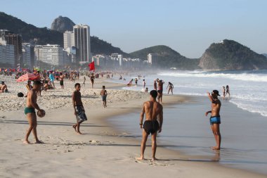 COVID-19 'un ortasında Copacabana Sahili' nde yoğun insan hareketleri. 27 Haziran 2021, Rio de Janeiro, Brezilya: Copacabana plajında yoğun bir hareket var hava 28 derece gösteriyor.