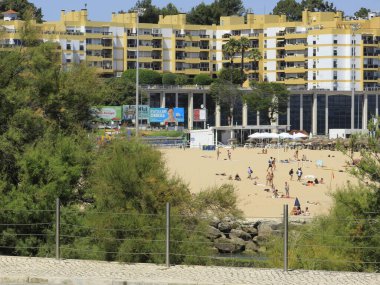 Yüzenler, Oeiras 'taki Santo Amaro plajında güneşli bir günün tadını çıkarıyorlar. 28 Haziran 2021, Oeiras, Portekiz: Oeiras 'ın Oeiras ilçesindeki Santo Amaro plajında hamamlar, koronavirüs salgınının ortasında, 28 Haziran Pazartesi günü.