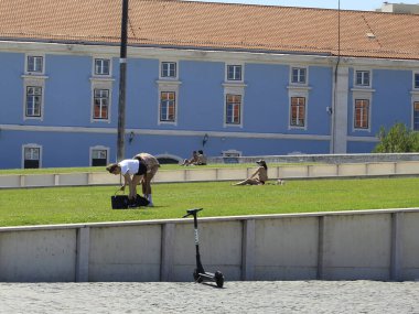 Cais do Sodre ve Lizbon 'daki Comercio Meydanı' nda insan hareketleri. 25 Haziran 2021, Lizbon, Prtugal: 25 Haziran Cuma günü Lizbon 'da Cais do Sodre ve Comercio Meydanı' nda yoğun bir insan hareketi gerçekleşti. Lizbon ve Sesimbra şehri Albufeira 'ya katıldı. 