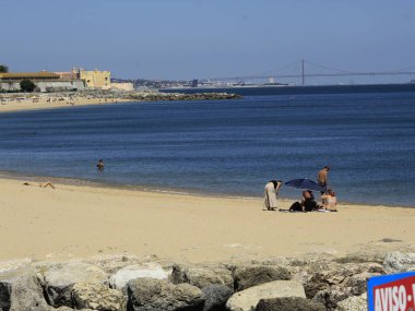 Yüzenler, Oeiras 'taki Santo Amaro plajında güneşli bir günün tadını çıkarıyorlar. 28 Haziran 2021, Oeiras, Portekiz: Oeiras 'ın Oeiras ilçesindeki Santo Amaro plajında hamamlar, koronavirüs salgınının ortasında, 28 Haziran Pazartesi günü.
