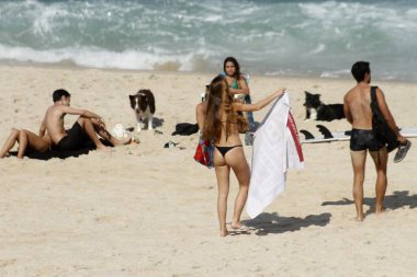 İnsanlar Rio de Janeiro 'daki Ipanema plajında güneşli bir günün tadını çıkarıyorlar. 26 Haziran 2021, Rio de Janeiro, Brezilya: Brezilya 'da kışın başlamasına rağmen, Rio de Janeiro' nun güneyindeki Ipanema plajında güneşli bir günün tadını çıkar