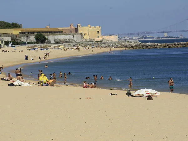 Bathers Enjoy Sunny Day Santo Amaro Beach Oeiras June 2021 — Stock Photo, Image