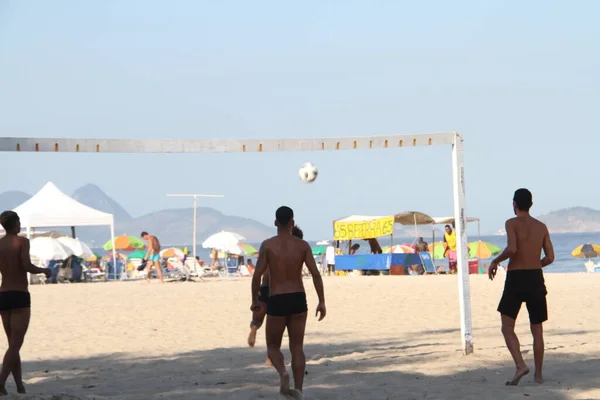 Cariocas Praia Copacabana Meio Covid Junho 2021 Rio Janeiro Brasil — Fotografia de Stock