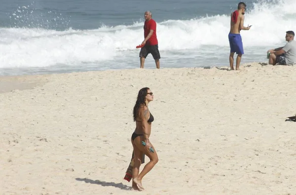 Emberek Élvezik Napsütéses Napot Ipanema Strandon Rio Janeiro Ban 2021 — Stock Fotó