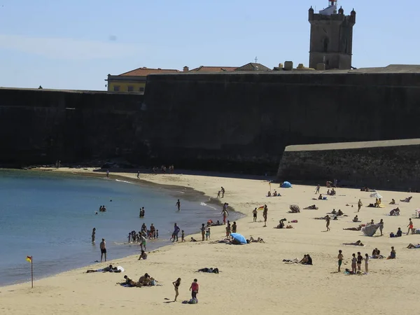 Λουόμενοι Απολαμβάνουν Μια Ηλιόλουστη Μέρα Στην Παραλία Santo Amaro Στην — Φωτογραφία Αρχείου