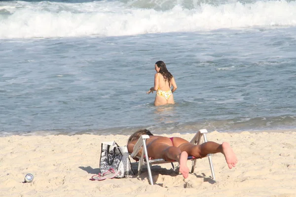 Cariocas Playa Copacabana Medio Covid Junio 2021 Río Janeiro Brasil —  Fotos de Stock