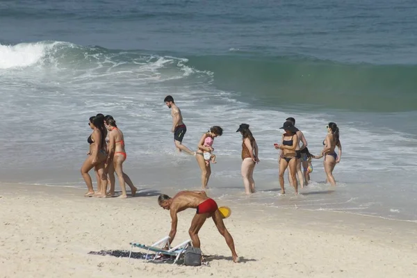 Mensen Genieten Van Een Zonnige Dag Het Strand Van Ipanema — Stockfoto