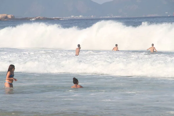 科帕卡巴纳海滩Cariocas在Covid 19中 2021年6月26日 巴西里约热内卢 随着里约热内卢冬季天气变得越来越热 许多加勒比人 来自里约热内卢 和游客 包括儿童 — 图库照片