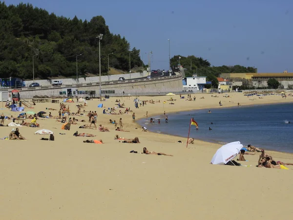 Купальщики Наслаждаются Солнечным Днем Пляже Santo Amaro Oeiras Июня 2021 — стоковое фото