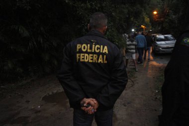 Federal Mahkeme yetkilileri Horto sakinlerini kamulaştırma sürecinden haberdar eder. 30 Haziran 2021, Riode Janeiro, Brezilya: Brezilya Federal ve Askeri Polisi Horto toplumundaki memurların güvenliğini sağlamak için bir operasyon düzenledi