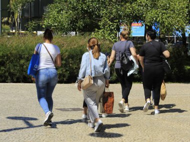 Portekiz 'de turizm. 29 Haziran 2021, Lizbon, Portekiz: İki hattın kesiştiği Marques de Pombal metro istasyonu ve çevresindeki hareketlilik: Mavi Hat ve Sarı Hat, 29 Haziran Salı günü Lizbon 'da)