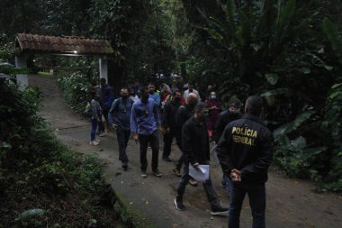 Federal Mahkeme yetkilileri Horto sakinlerini kamulaştırma sürecinden haberdar eder. 30 Haziran 2021, Riode Janeiro, Brezilya: Brezilya Federal ve Askeri Polisi Horto toplumundaki memurların güvenliğini sağlamak için bir operasyon düzenledi