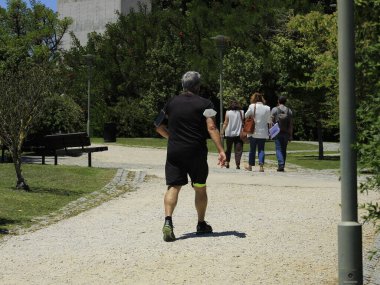 Mavi ve Kırmızı hatların kesiştiği Lizbon, Portekiz 'deki Sao Sebastiao metro istasyonunda 29 Salı günü turistlerin hareketi)