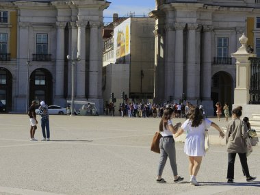 Movement of people at Comercio square, in Lisbon. July, 1 2021, Lisbon, Portugal: Movement of people in Comercio square, one of the most charming in Lisbon, on Thursday (1), during European summer and in the midst of Coronavirus Pandemic.
