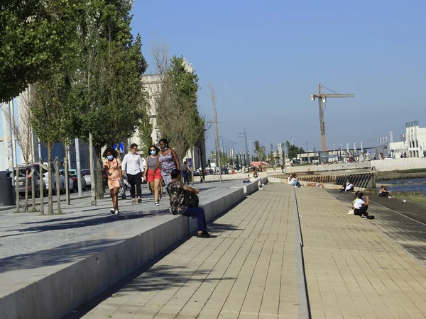 People Enjoy Sunny Day Cais Sodre Lisbon July 2021 Lisbon — Stok fotoğraf