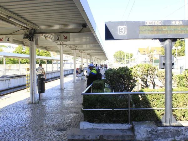 从里斯本到葡萄牙卡斯凯斯的运输活动 2021年6月30日 葡萄牙里斯本 30日 交通人员从里斯本前往大都市地区的卡斯凯斯 路线包括公共汽车 地铁和火车 — 图库照片