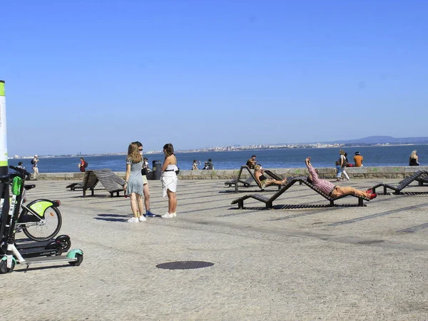 Люди Наслаждаются Солнечным Днем Cais Sodre Лиссабоне Июль 2021 Лиссабон — стоковое фото