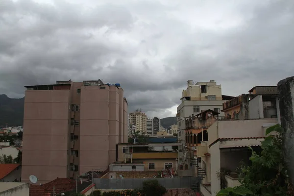 里约热内卢多云的天气 2021年6月30日 巴西里约热内卢 里约热内卢Cachambi地区天气突然从炎热变为寒冷 阴天即将下雨 天气预报显示19摄氏度 — 图库照片