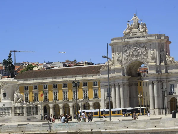 Int 游客在里斯本Comercio广场的流动 2021年7月4日 葡萄牙里斯本 7月4日 夏日和宜人的天气吸引游客来到位于里斯本Tejo河畔的广场 这是里斯本最迷人的景点之一 — 图库照片