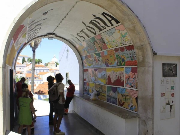 里斯本Santa Luzia Viewpoint的运动2021年7月4日 葡萄牙里斯本 位于里斯本主要旅游景点之一的圣卢齐亚观景台 Santa Luzia Viewpoint 的全景尽收眼底 — 图库照片