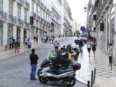 Pazartesi günü Lizbon, Portekiz 'deki Atalaia Caddesi ve çevresindeki barlarda mutlu saatler ve hareketler).