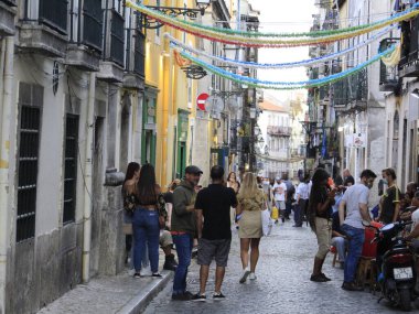 Pazartesi günü Lizbon, Portekiz 'deki Atalaia Caddesi ve çevresindeki barlarda mutlu saatler ve hareketler).