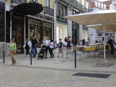 Pazartesi günü Lizbon, Portekiz 'deki Atalaia Caddesi ve çevresindeki barlarda mutlu saatler ve hareketler).