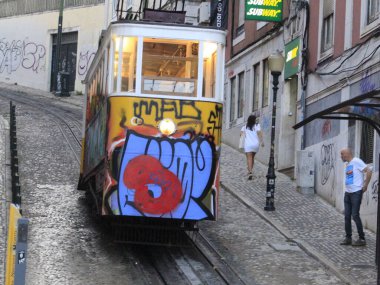Lizbon 'da taşıma hareketi. Lizbon 5 Temmuz 2021. Lizbon: Pazartesi (5) günü Lizbon, Portekiz 'de metro istasyonları ve otobüs duraklarında, Cable Car ve Funicular' da hareket). 